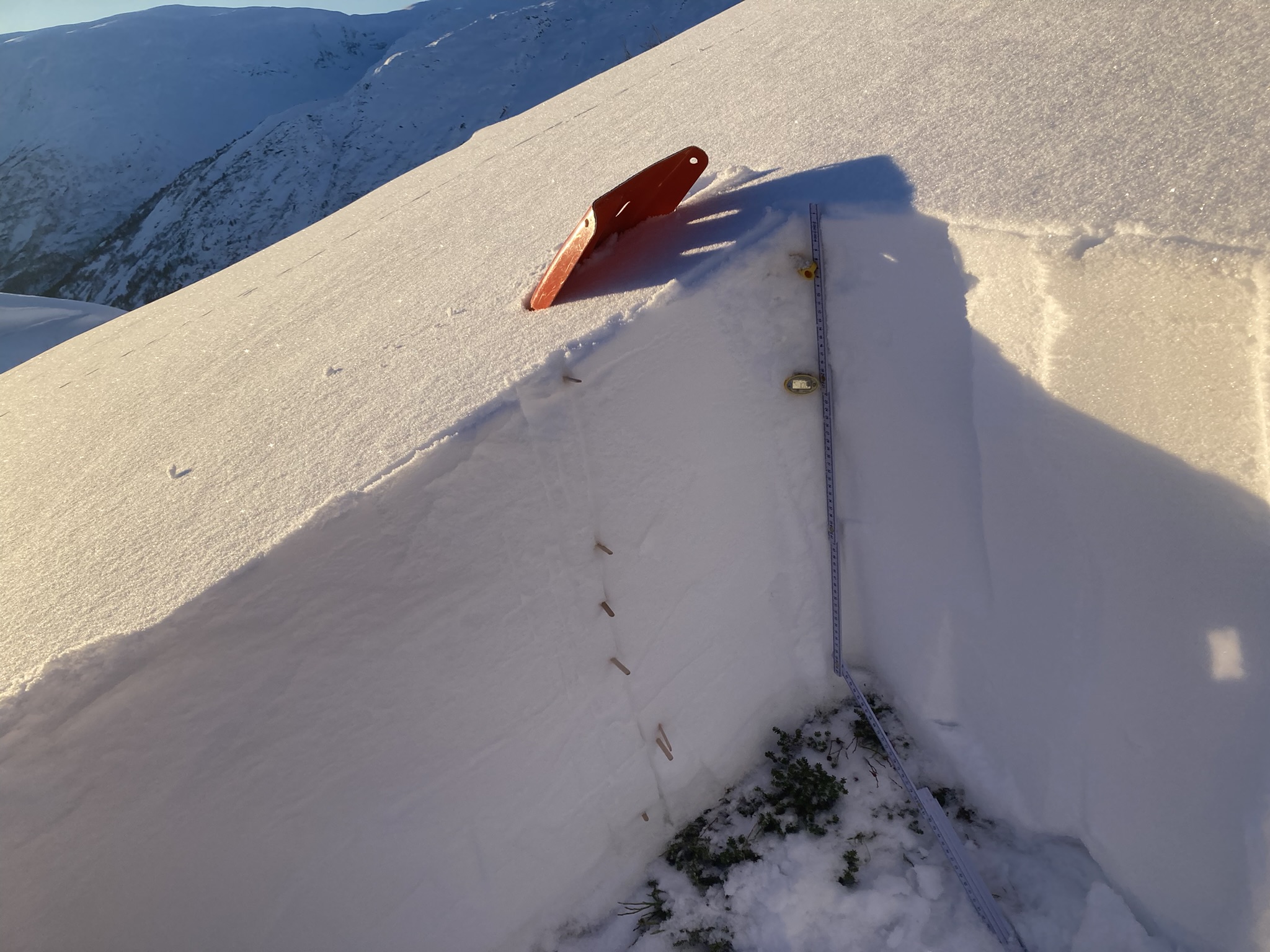 En temperaturprofil blir tatt på en observasjonsvegg i skygge.