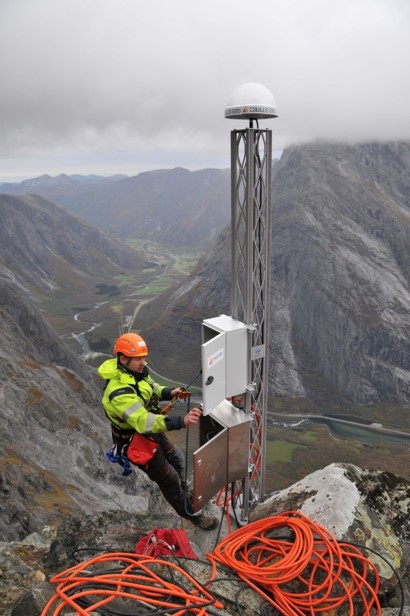 Instrumentering av GNSS-antenne på Mannen. Foto: Å. Kjølås/NVE