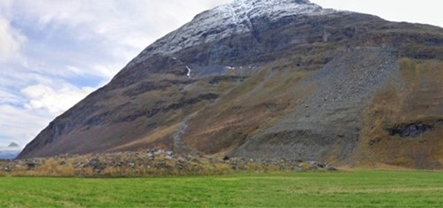 Bilde av et jordskred under et fjell.