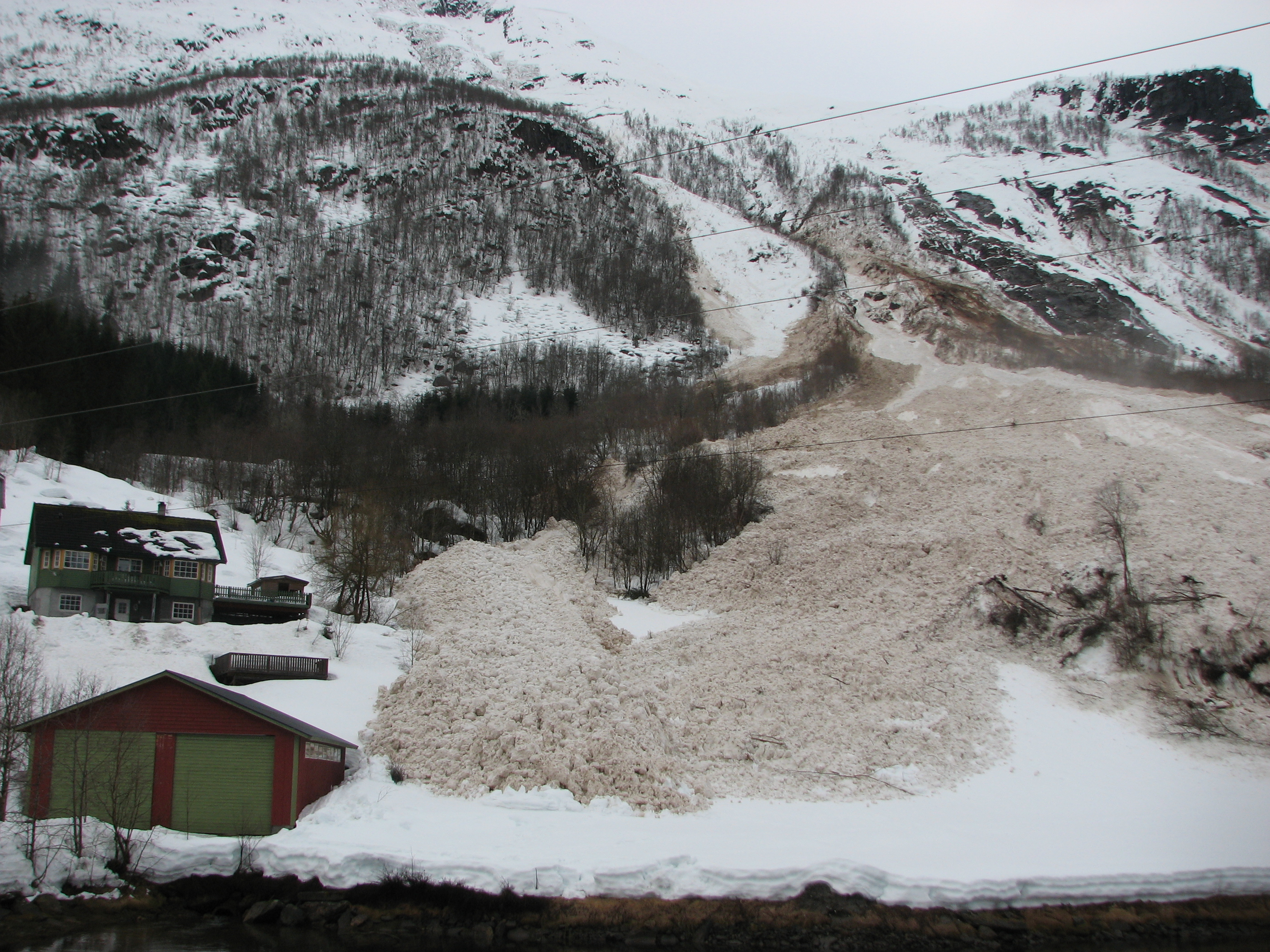 Utløpsområde ved snøskred i Fjærland i 2011. Foto. Jaran Wasrud/NVE