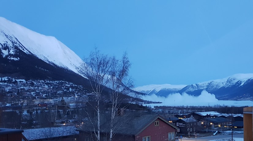 Bilde av et snøskred med en snøsky i Lom