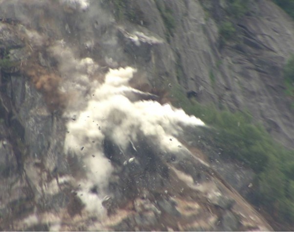 Et steinsprang i Tyssedal som medførte nedslag av flogstein, 2012 (Video: Arvid Aga). Steinfragmenter som slynges ut i alle retninger ved knusing av en større blokk mot bergoverflaten.