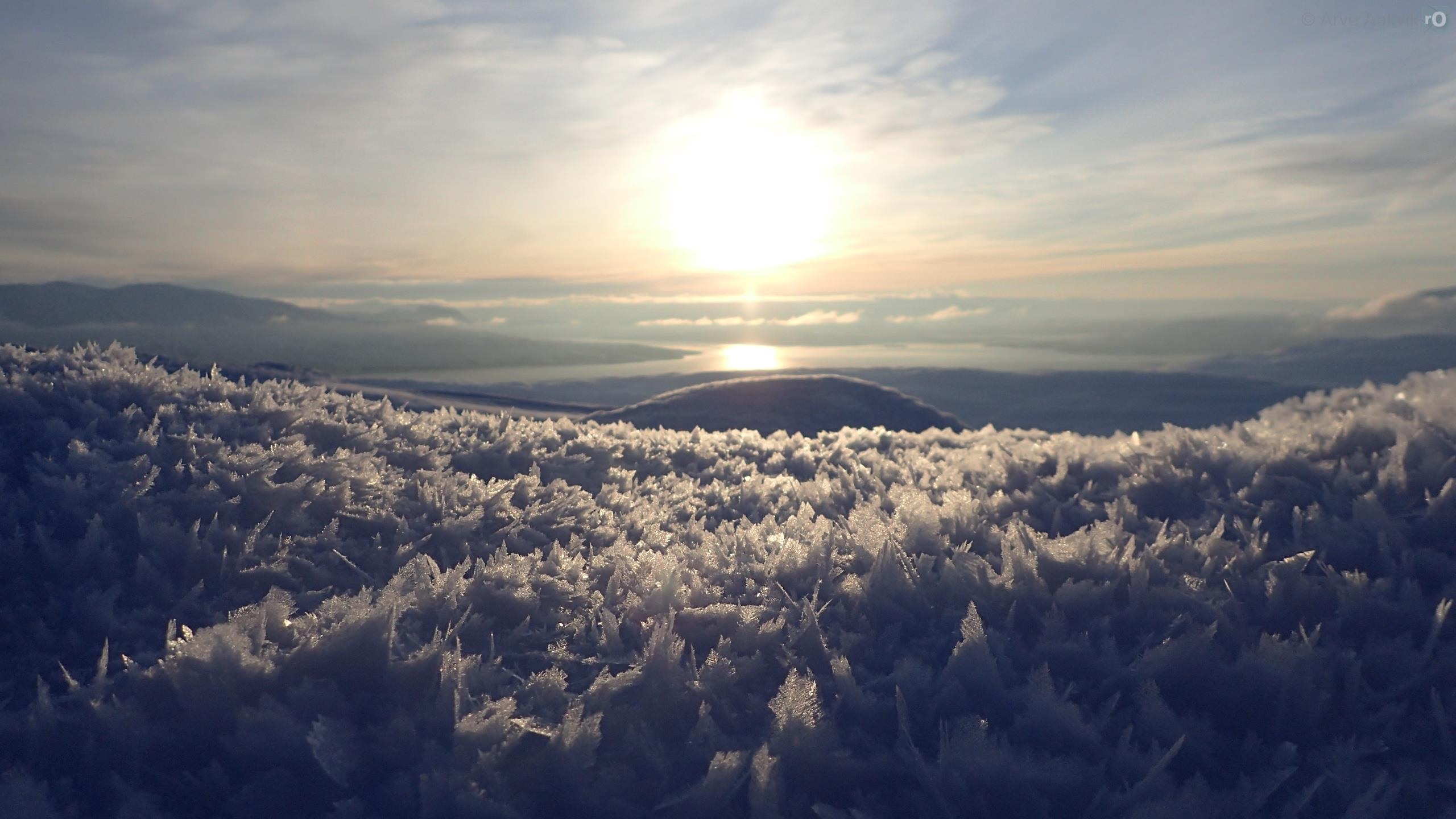 Rimfrost på snøoverflaten