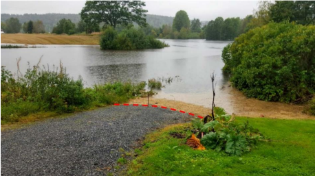 Figur 2: Avsetninger viser hvor vannet sto på sitt høyeste (markert med rød strek). Merk at vannstanden er lavere enn streken,  som betyr at vannet er på veg ned.