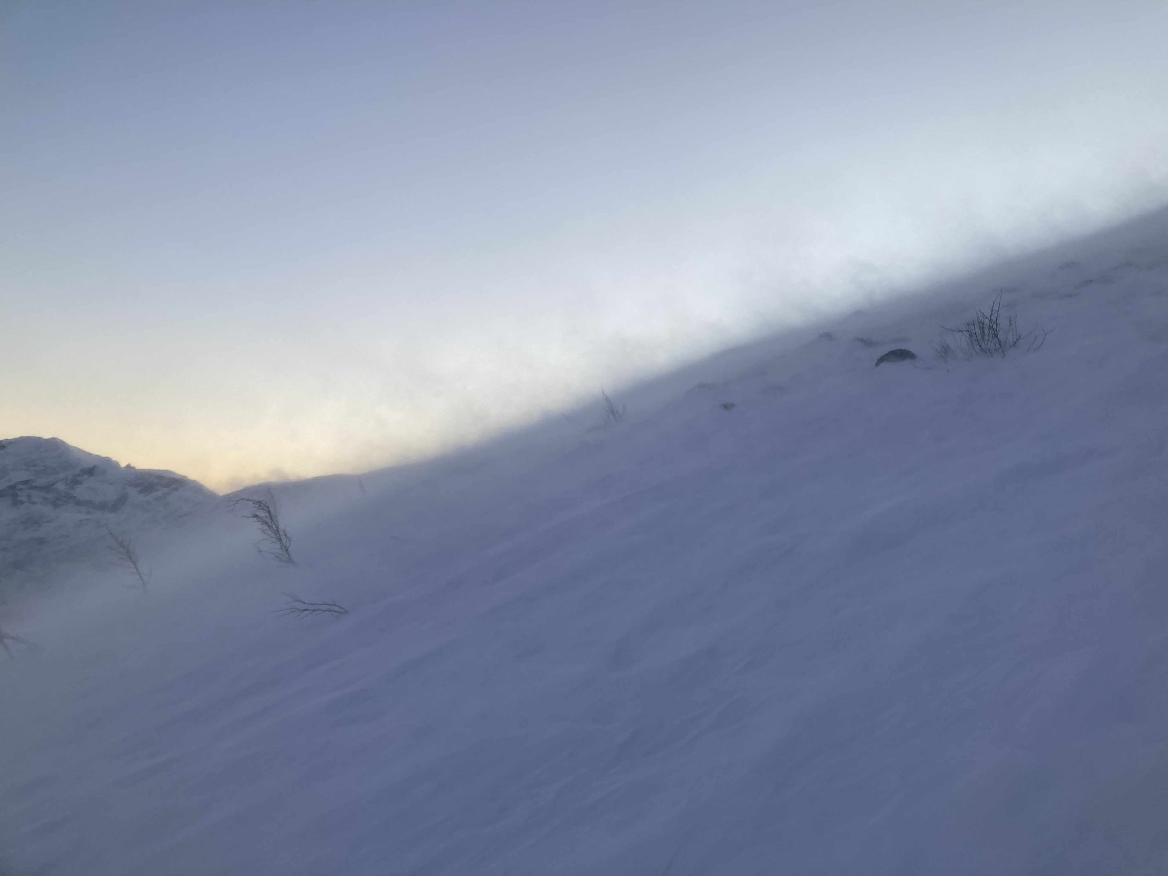 Snøfokk opp i lia.