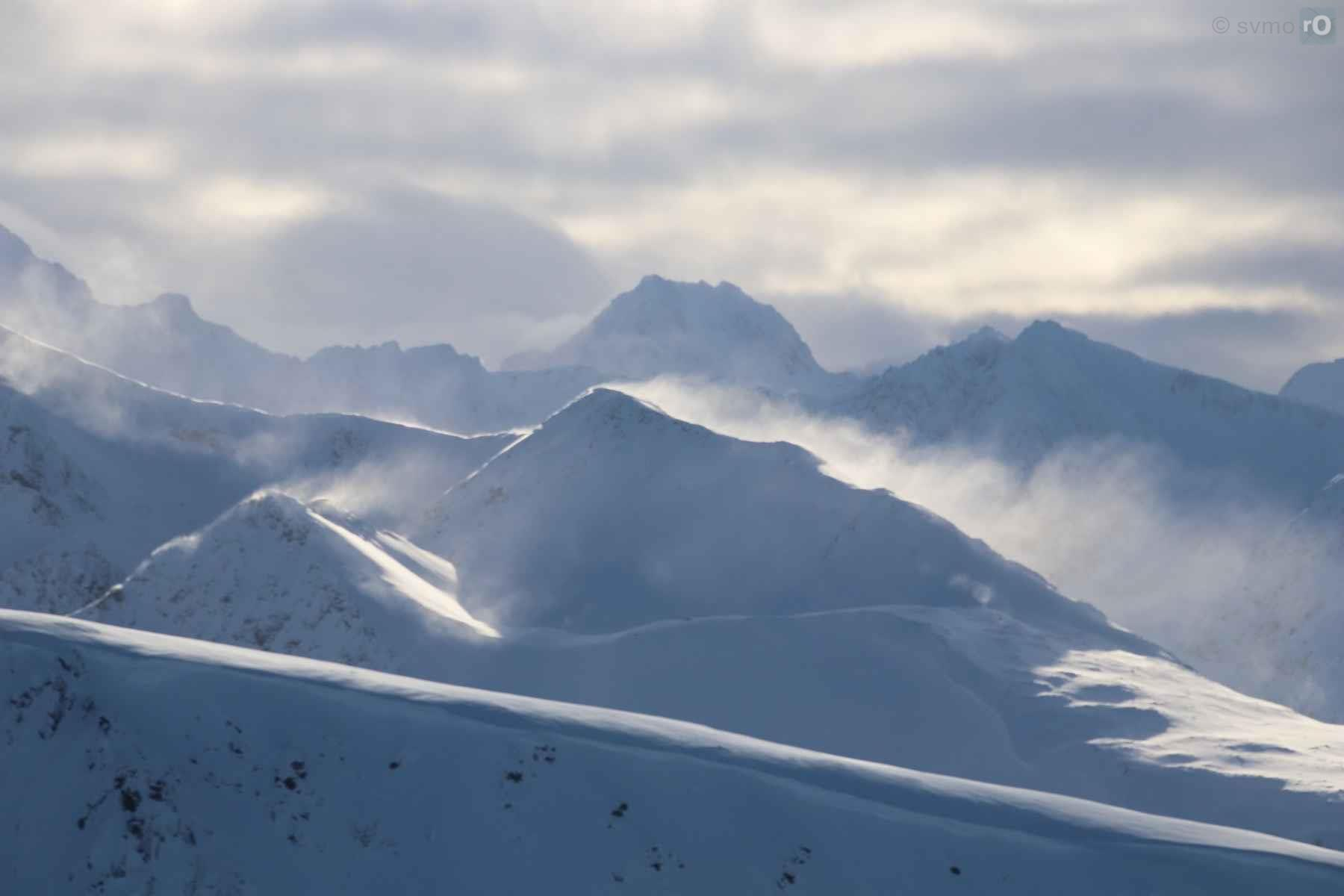 Kraftig snøfokk over fjelltopper