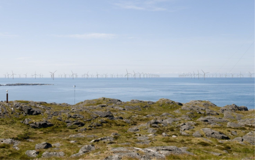 Visualisering av vindkraftverk til havs hvor turbinene er plassert i «dype» rekker. Her er det tatt høyde for at nærmeste turbin er 6 kilometer unna land og at turbinene har en totalhøyde på omtrent 190 meter. Kilde: Førde et al. (2012) (4).