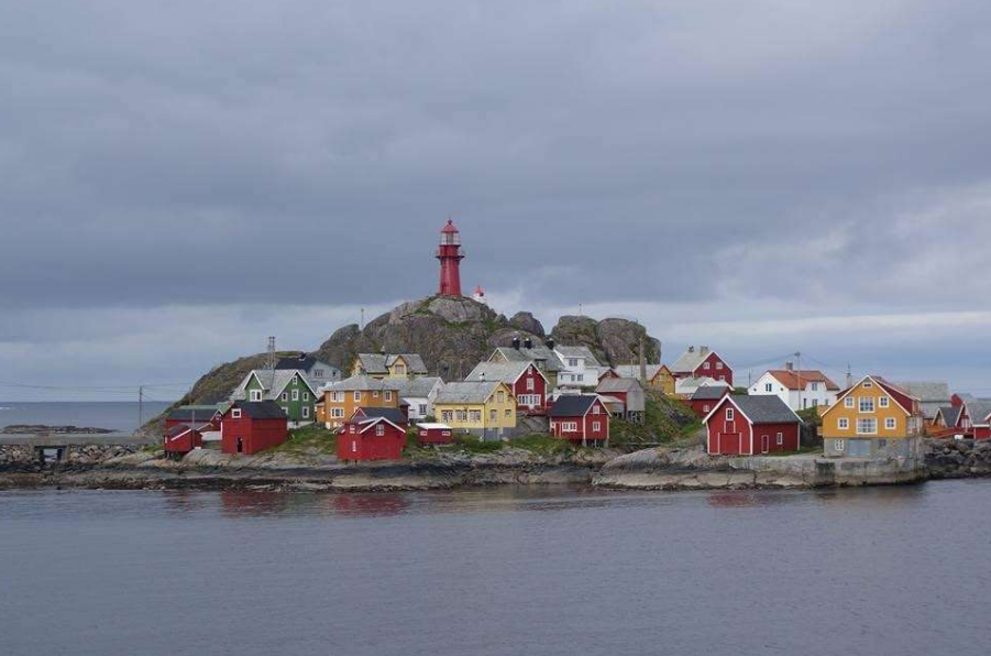 Fiskeværet Ona og Ona fyrstasjon. Fyret er et av landets eldste, fra 1867. Foto: Frode Pilskog