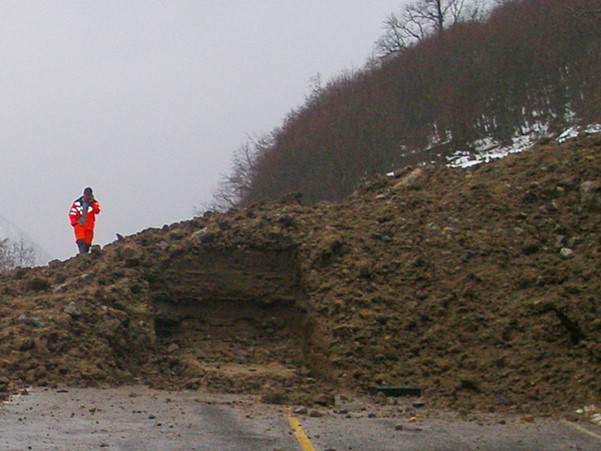 Figur 2: Sørpeskredmasser har god stabilitet så lenge snøen i massene fortsatt er tilstede. Sørpeskred over Rv5 ved Kjøsnesfjorden i Jølster, 27. november 2008. (Foto: Svein Helge Frækaland, Statens vegvesen)