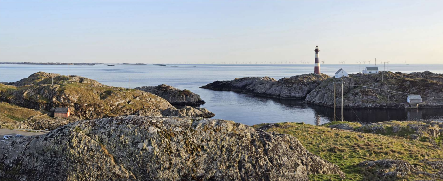 Fotorealistisk visualisering fra Fedje med fyret Hellesøy, ca. 26 km fra utredningsområdet Vestavind D. Illustrasjon: Multiconsult.